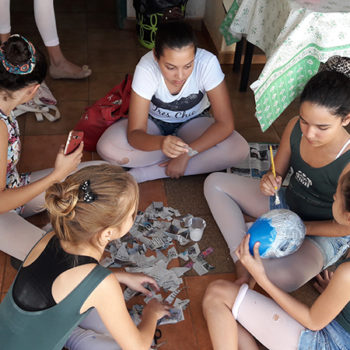 Nas oficinas, alunos do IORM são desafiados a produzirem asteroides e planetas