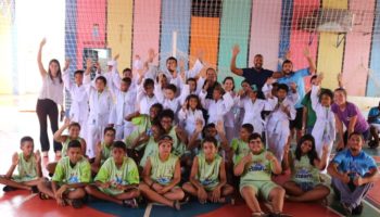 Projeto Fábrica de Esporte faz entrega de uniformes para 149 alunos da Sogube