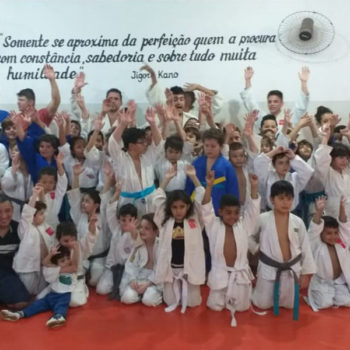 Projeto Judô Branco Zanol integra alunos na comemoração dos aniversariantes do mês
